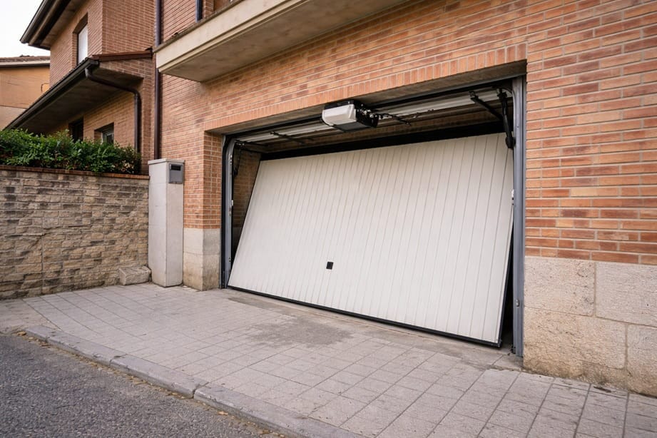 Puerta manual transformada en puerta automatica en Valladolid