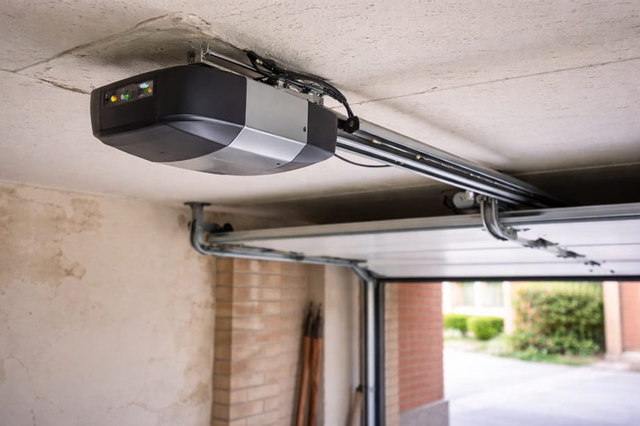 Motor para puerta seccional instalado en garaje residencial en Valladolid