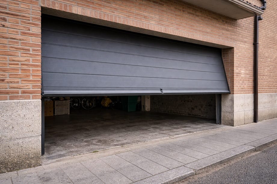 Puerta automatica de garaje en Valladolid detenida a medio recorrido