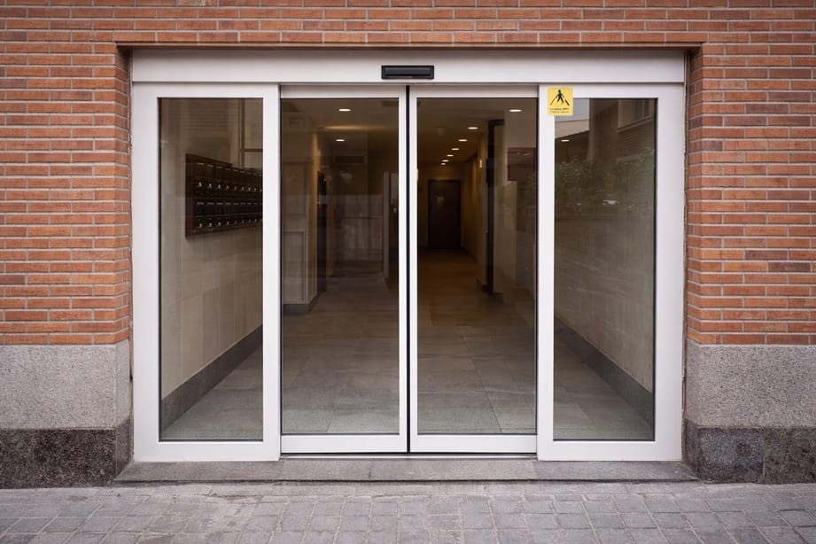 Puerta automatica comunitaria en Valladolid cumpliendo normativa de seguridad