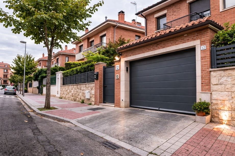 Puerta automatica de garaje en vivienda de Laguna de Duero